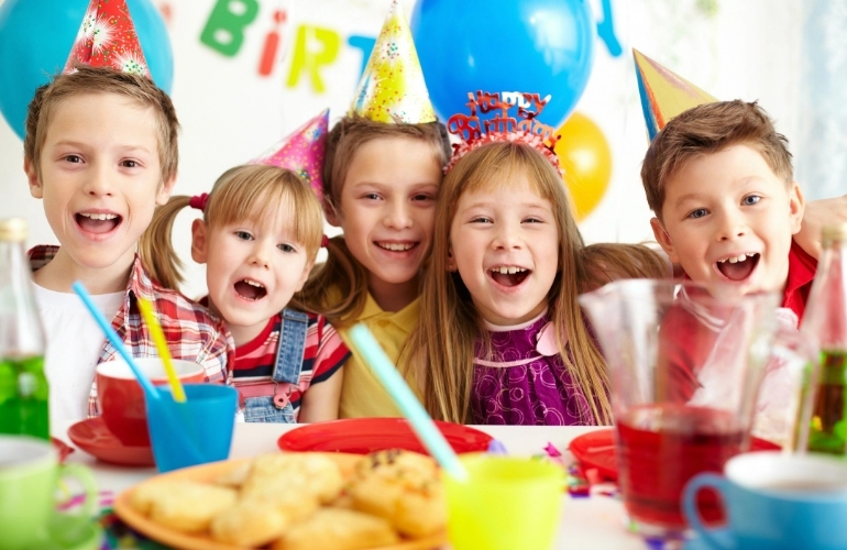 Dzieci na przyjęciu urodzinowym